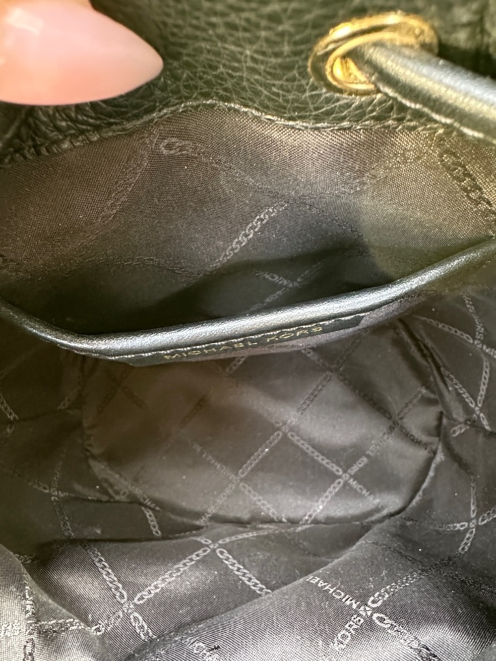 Michael Kors Devon Medium Bucket Bag in black pebbled leather black - Picture 11 of 15